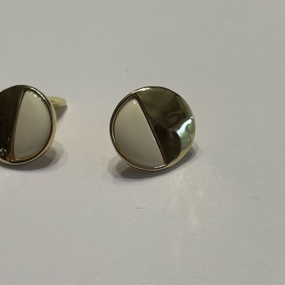 Vintage Women’s Gold Tone and Ivory Split Stud Clip on Earrings Costume Jewlery - Picture 3 of 6